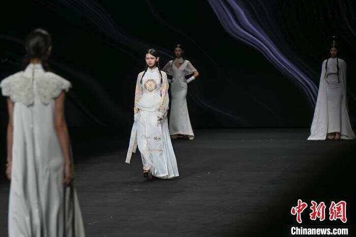 2024广东时装周（秋季）：学生优秀服装设计作品展示青春风采(图1)