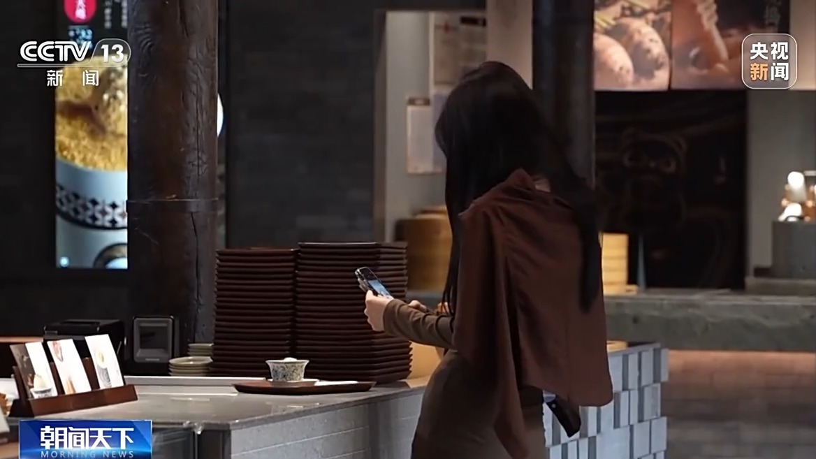 九游体育：活力中国调研行｜文创产品“长”出消费新场景AI赋能让“成都礼物”加速上新(图2)