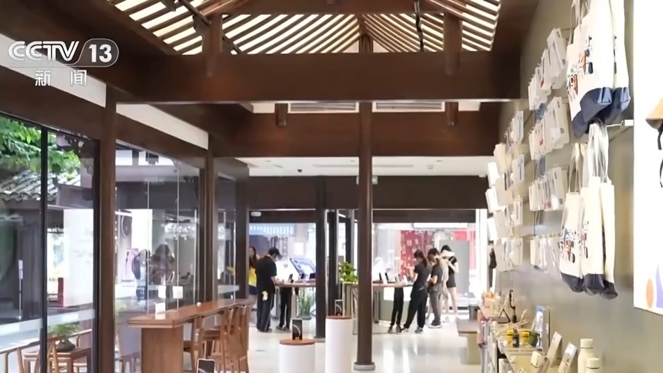 九游体育：活力中国调研行｜文创产品“长”出消费新场景AI赋能让“成都礼物”加速上新(图1)