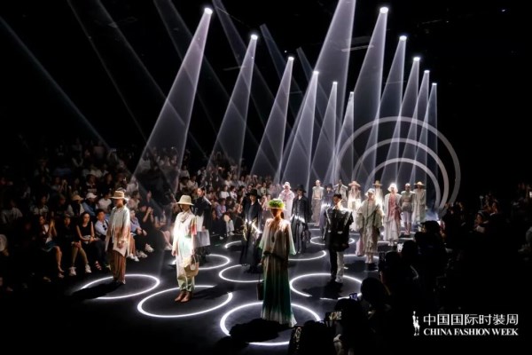 “面料”蝶变“成衣”丨东方杯•2024中国女装设计大赛优秀作品亮相2025中国国际时装周(图1)