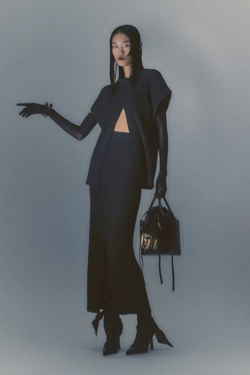 九游体育：2024年针织女装设计趋势：开叉设计(图1)