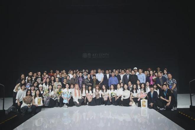 九游体育网站：毕业设计｜2024清华大学美术学院服装与服饰设计毕业作品发布(图1)
