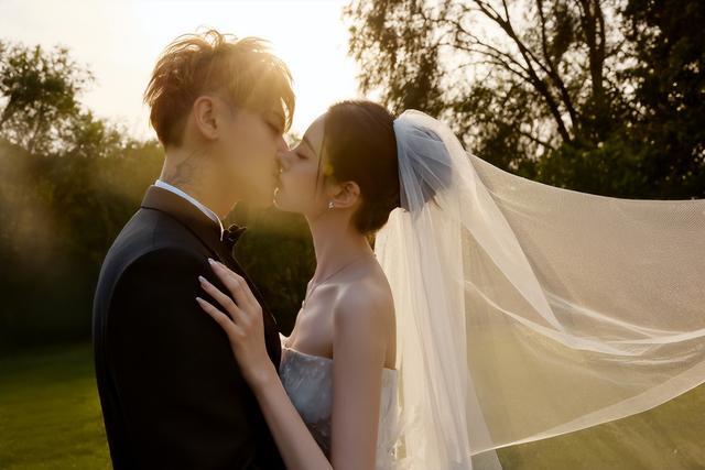 黄子韬徐艺洋婚纱大片小两口亲亲抱抱高糖不断男帅女美绝配了(图3)