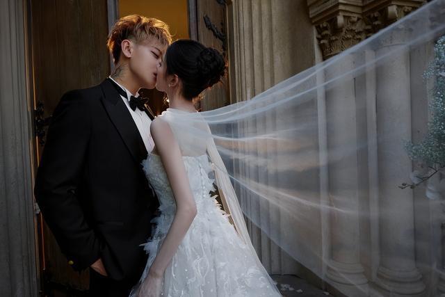 黄子韬徐艺洋婚纱大片小两口亲亲抱抱高糖不断男帅女美绝配了(图4)