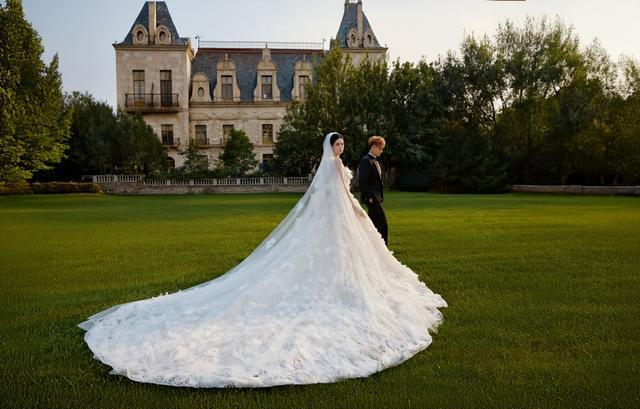 黄子韬徐艺洋婚纱大片小两口亲亲抱抱高糖不断男帅女美绝配了(图8)