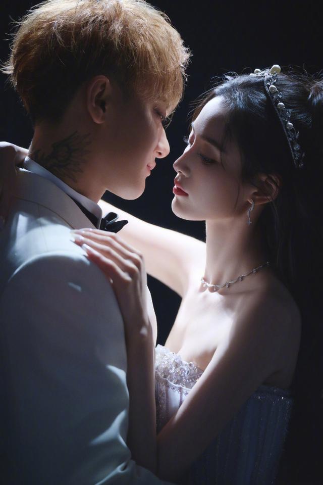 黄子韬徐艺洋婚纱大片小两口亲亲抱抱高糖不断男帅女美绝配了(图6)