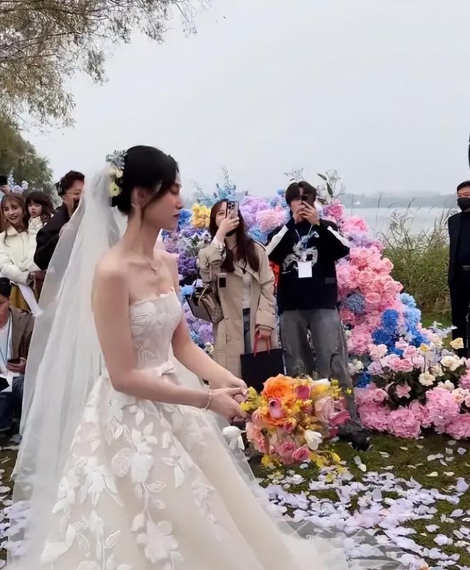 黄子韬大婚出洋相钻戒重500克拉现场脏乱土徐艺洋脸色好难看(图12)