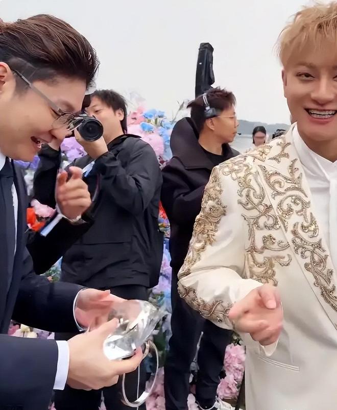 黄子韬大婚出洋相钻戒重500克拉现场脏乱土徐艺洋脸色好难看(图9)