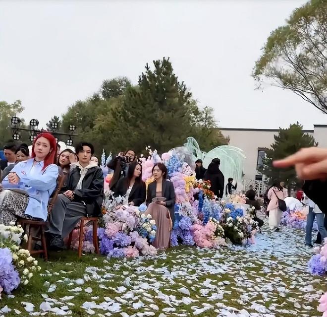 黄子韬大婚出洋相钻戒重500克拉现场脏乱土徐艺洋脸色好难看(图3)