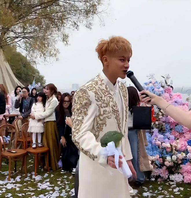 黄子韬大婚出洋相钻戒重500克拉现场脏乱土徐艺洋脸色好难看(图17)