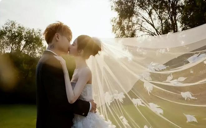 黄子韬大婚出洋相钻戒重500克拉现场脏乱土徐艺洋脸色好难看(图25)