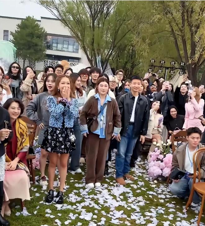 黄子韬大婚出洋相钻戒重500克拉现场脏乱土徐艺洋脸色好难看(图13)