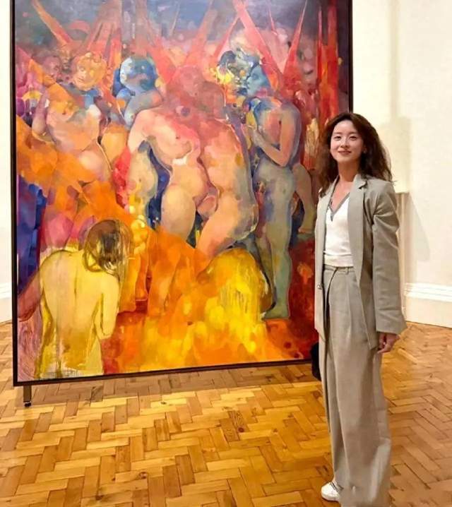 章泽天伦敦看展览穿搭换风格形象大变头发烫了染了显干枯(图2)