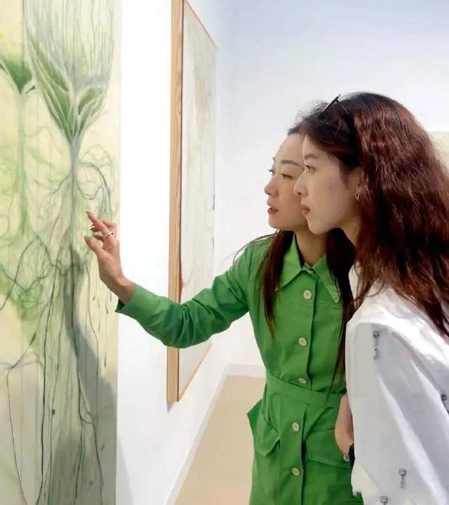 章泽天伦敦看展览穿搭换风格形象大变头发烫了染了显干枯(图5)