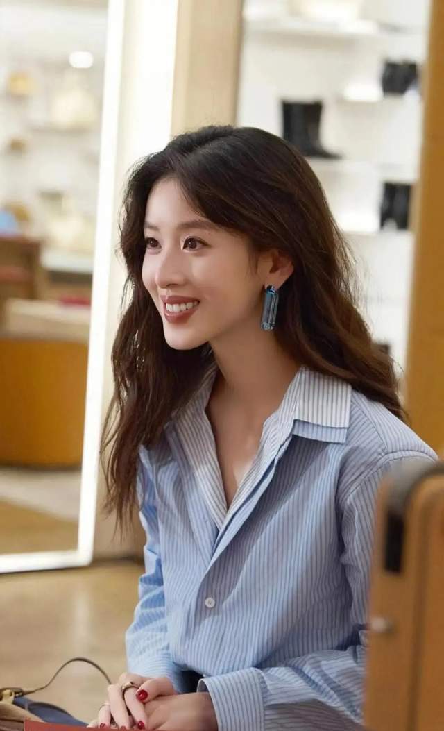 章泽天伦敦看展览穿搭换风格形象大变头发烫了染了显干枯(图4)