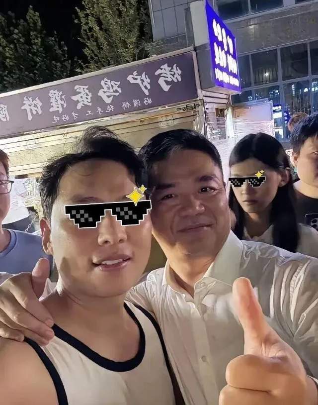 章泽天伦敦看展览穿搭换风格形象大变头发烫了染了显干枯(图7)