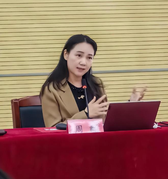 九游体育网站:郭德纲伯乐周群近况生图面相变了又肿还馒化穿咖色西装土又老(图6)