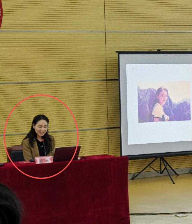 九游体育网站:郭德纲伯乐周群近况生图面相变了又肿还馒化穿咖色西装土又老(图1)