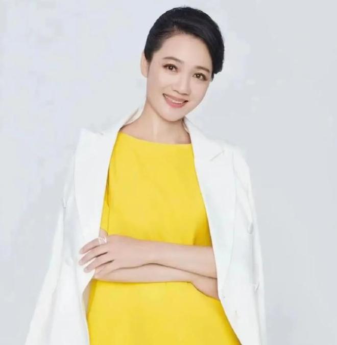 九游体育网站:郭德纲伯乐周群近况生图面相变了又肿还馒化穿咖色西装土又老(图2)