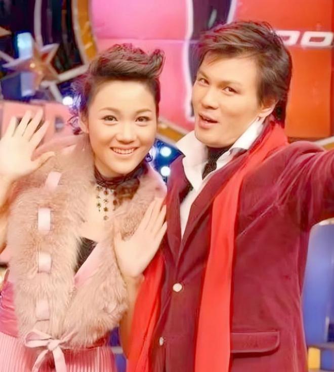 九游体育网站:郭德纲伯乐周群近况生图面相变了又肿还馒化穿咖色西装土又老(图3)