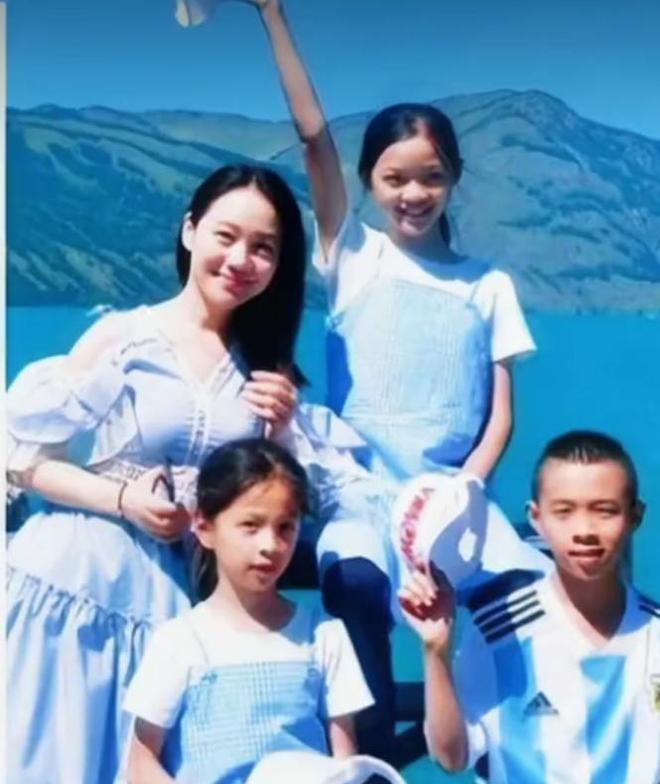 九游体育网站:郭德纲伯乐周群近况生图面相变了又肿还馒化穿咖色西装土又老(图5)