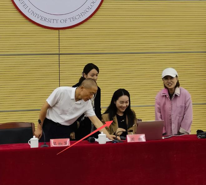 九游体育网站:郭德纲伯乐周群近况生图面相变了又肿还馒化穿咖色西装土又老(图10)