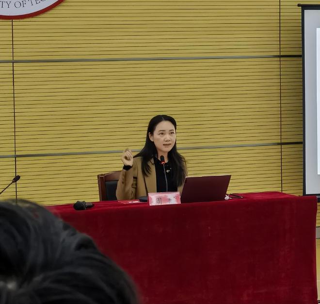 九游体育网站:郭德纲伯乐周群近况生图面相变了又肿还馒化穿咖色西装土又老(图12)