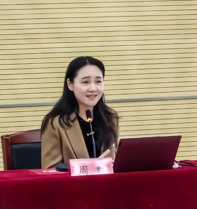 九游体育网站:郭德纲伯乐周群近况生图面相变了又肿还馒化穿咖色西装土又老(图7)