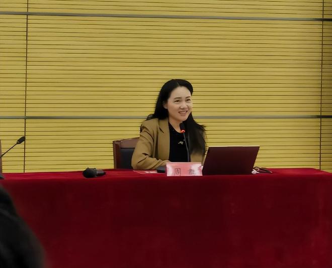 九游体育网站:郭德纲伯乐周群近况生图面相变了又肿还馒化穿咖色西装土又老(图13)