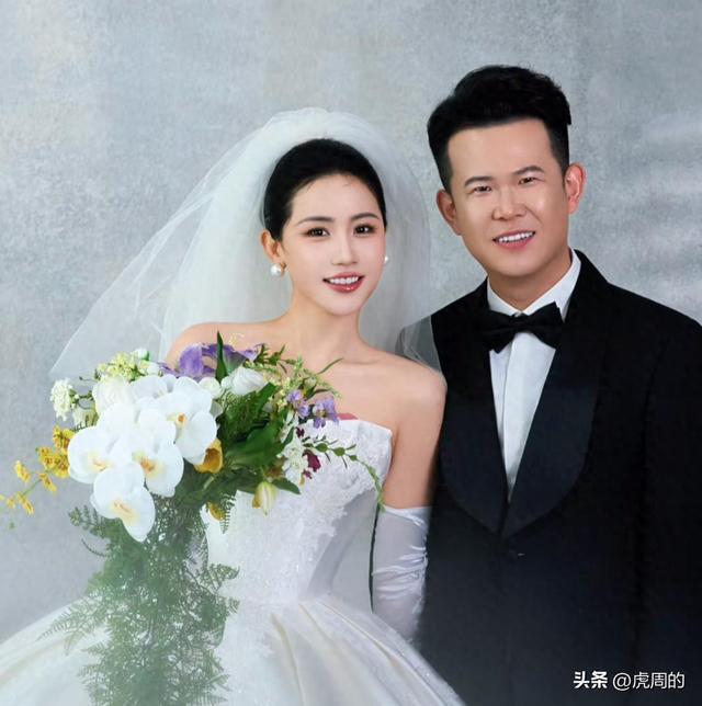 房岩小哥天津范姐大婚！本山传媒艺人到场十多辆大劳做婚车队(图1)