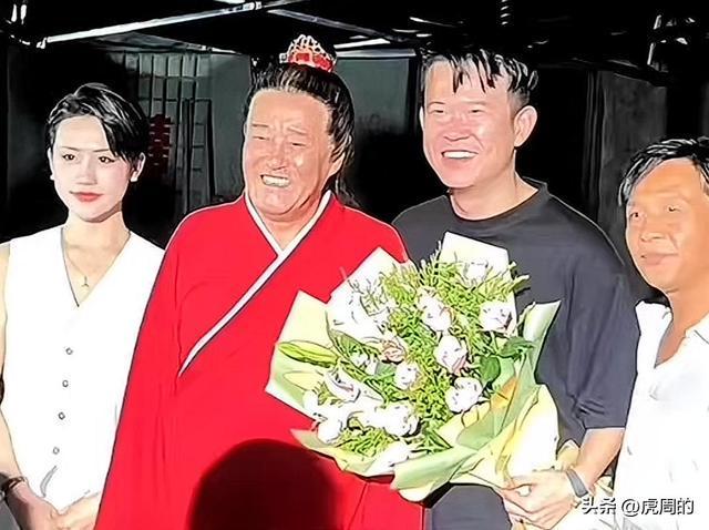 房岩小哥天津范姐大婚！本山传媒艺人到场十多辆大劳做婚车队(图2)