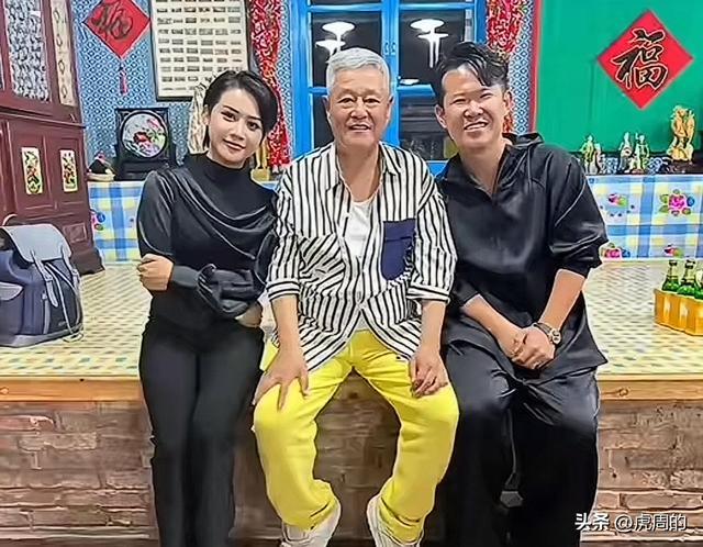 房岩小哥天津范姐大婚！本山传媒艺人到场十多辆大劳做婚车队(图6)