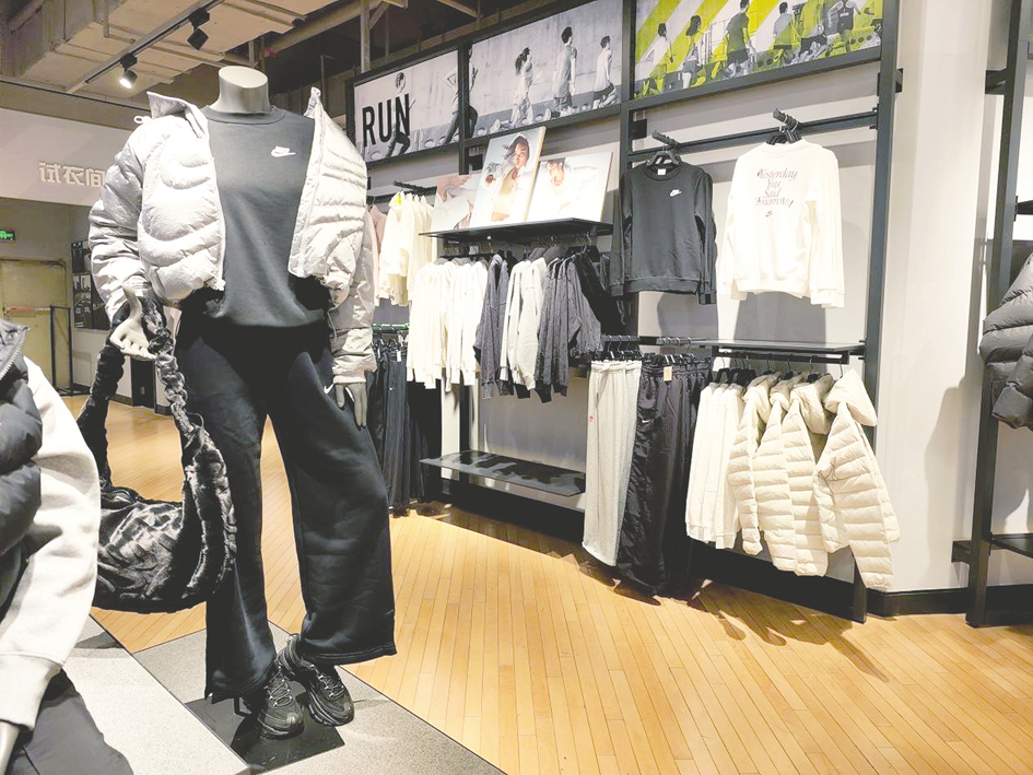 小吊牌藏着“利润剪刀差”：高端服饰定价倍率超10倍(图1)