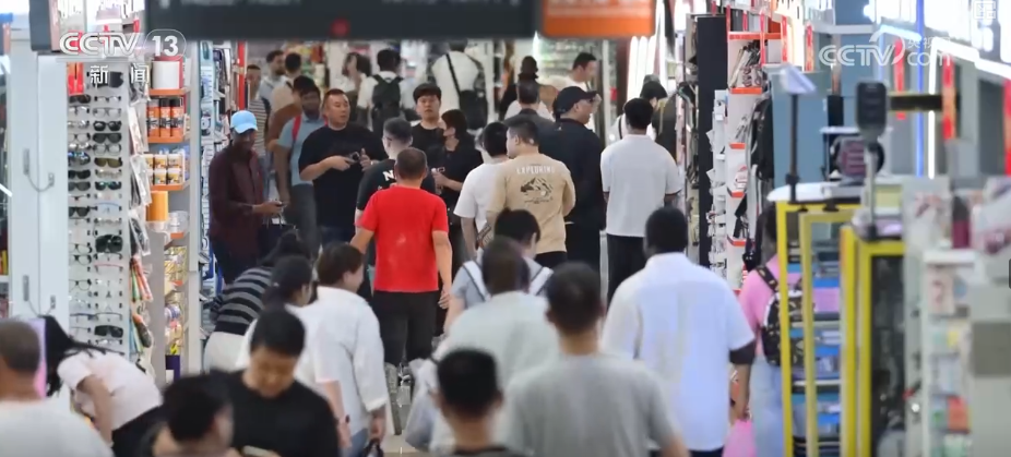 九游体育：从“坐商”变“云商”·一线观察“义乌造”新IP搭乘数字贸易“快车”闯全球(图3)