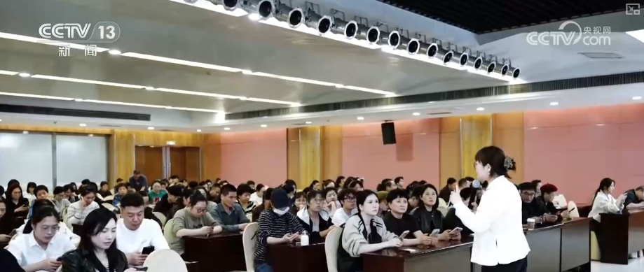 九游体育：从“坐商”变“云商”·一线观察“义乌造”新IP搭乘数字贸易“快车”闯全球(图11)