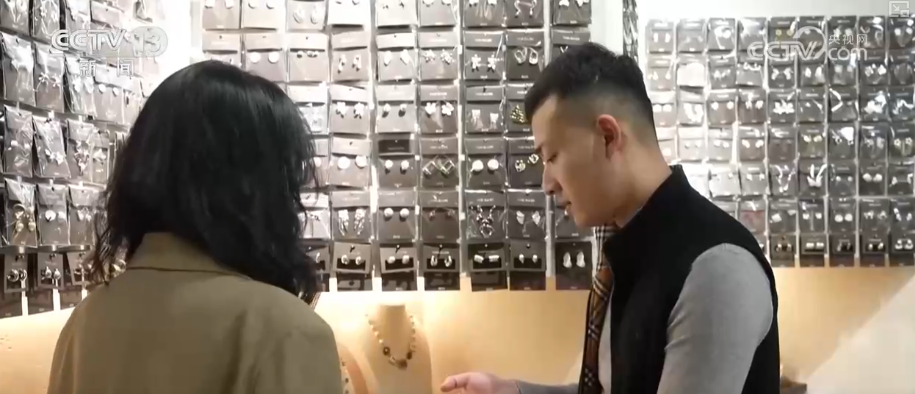 九游体育：从“坐商”变“云商”·一线观察“义乌造”新IP搭乘数字贸易“快车”闯全球(图22)