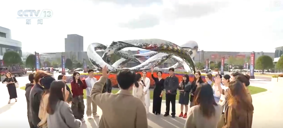 九游体育：从“坐商”变“云商”·一线观察“义乌造”新IP搭乘数字贸易“快车”闯全球(图24)