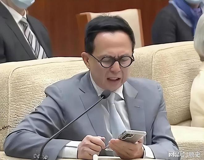 梁洛施也没想到“丑闻缠身”的李泽楷已悄悄走上另一条上坡路(图12)