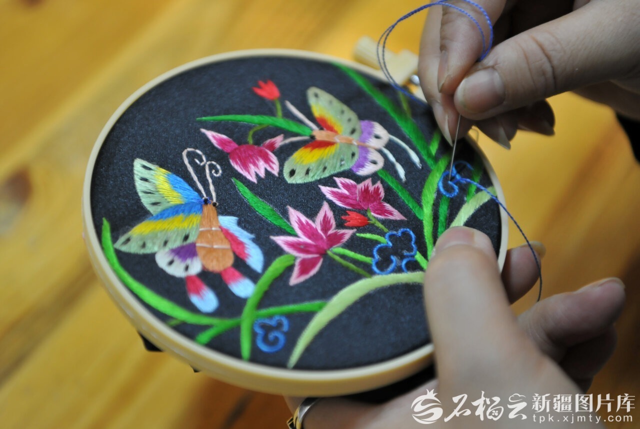 九游体育网站：石榴图汇·影像非遗丨非遗代表性传承人解锁民族服饰N种创新形式(图1)