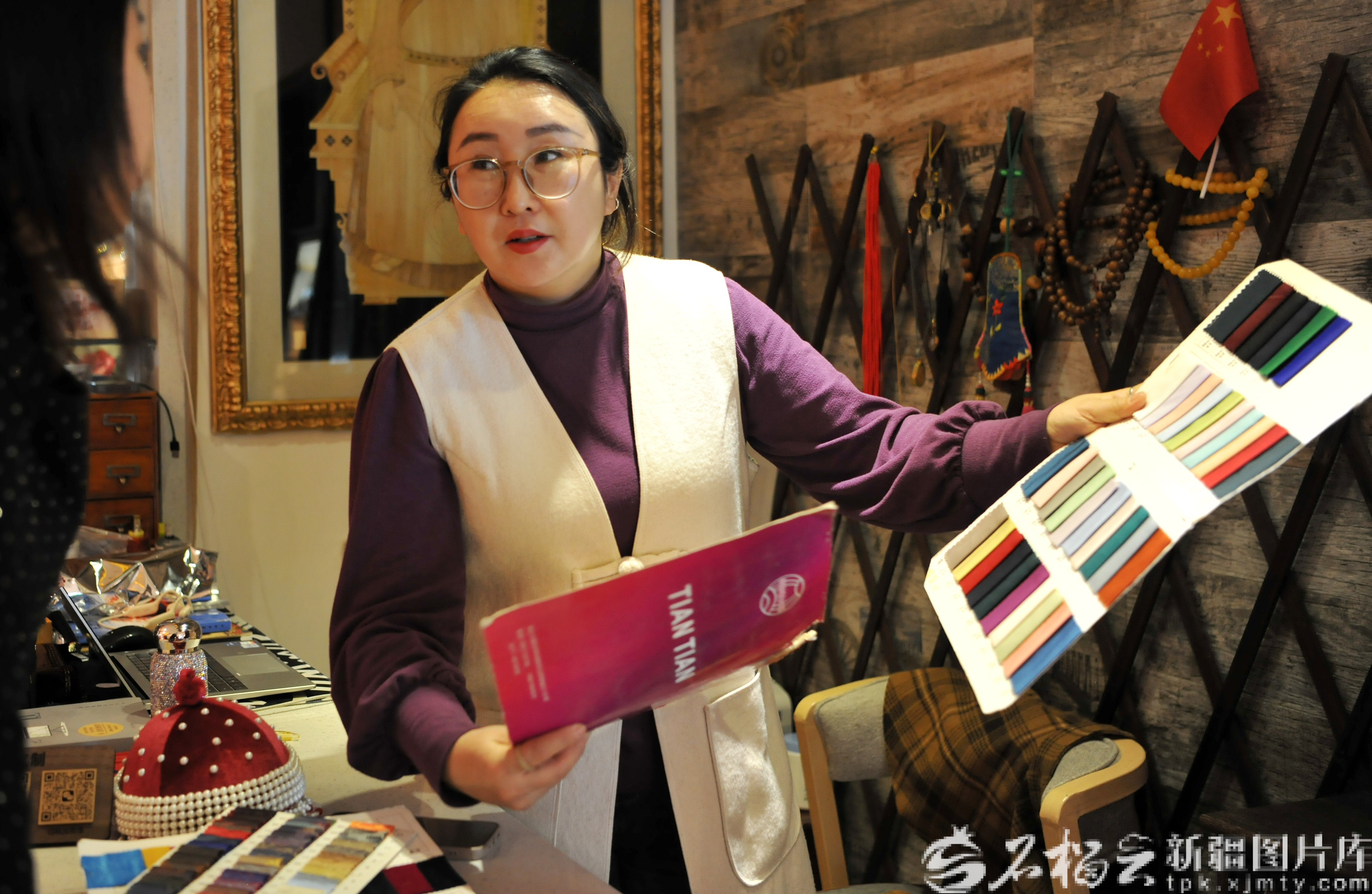九游体育网站：石榴图汇·影像非遗丨非遗代表性传承人解锁民族服饰N种创新形式(图2)