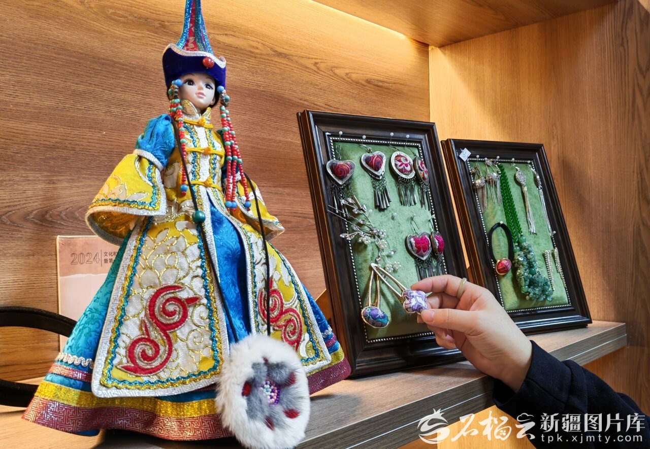 九游体育网站：石榴图汇·影像非遗丨非遗代表性传承人解锁民族服饰N种创新形式(图5)