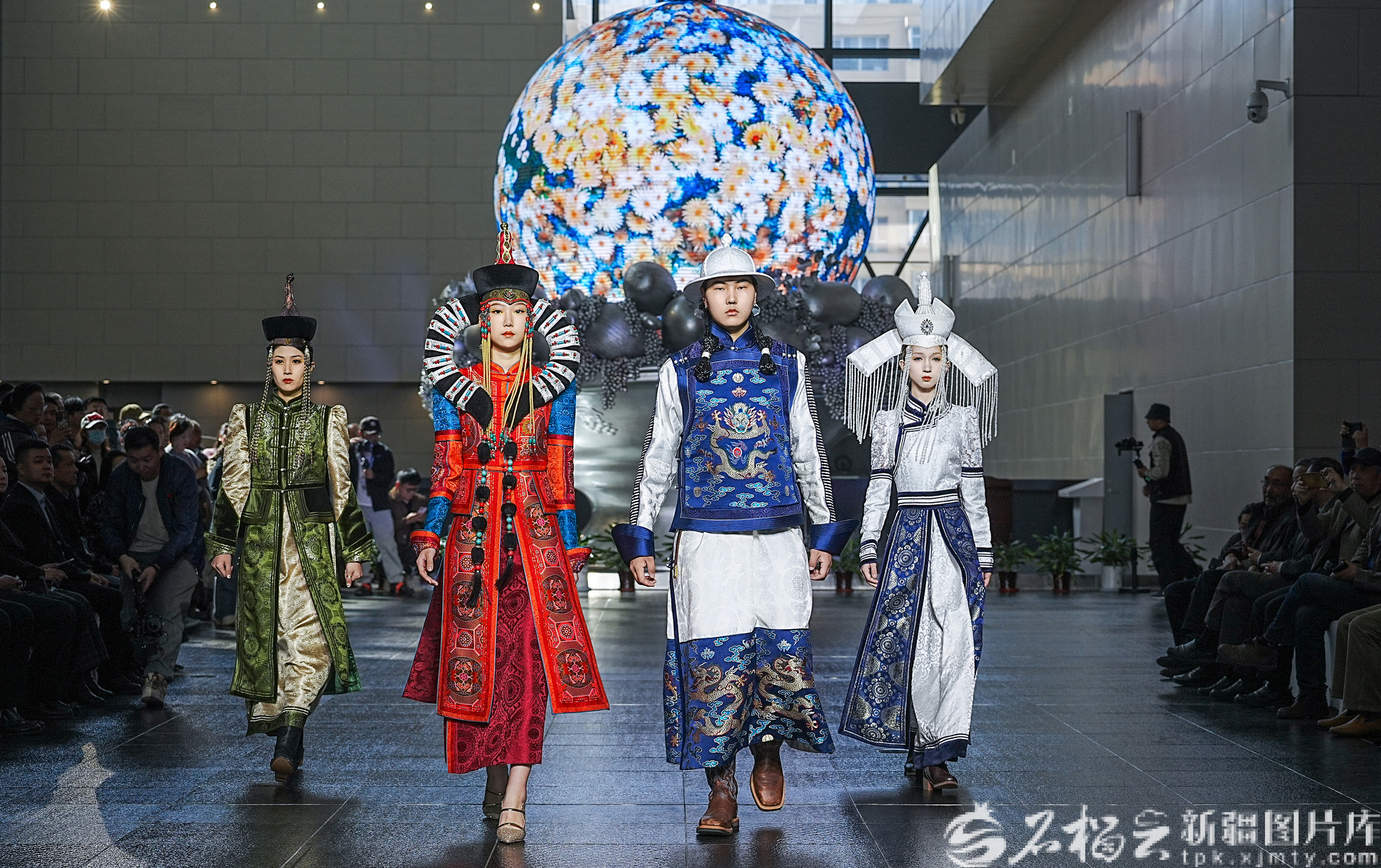 九游体育网站：石榴图汇·影像非遗丨非遗代表性传承人解锁民族服饰N种创新形式(图4)