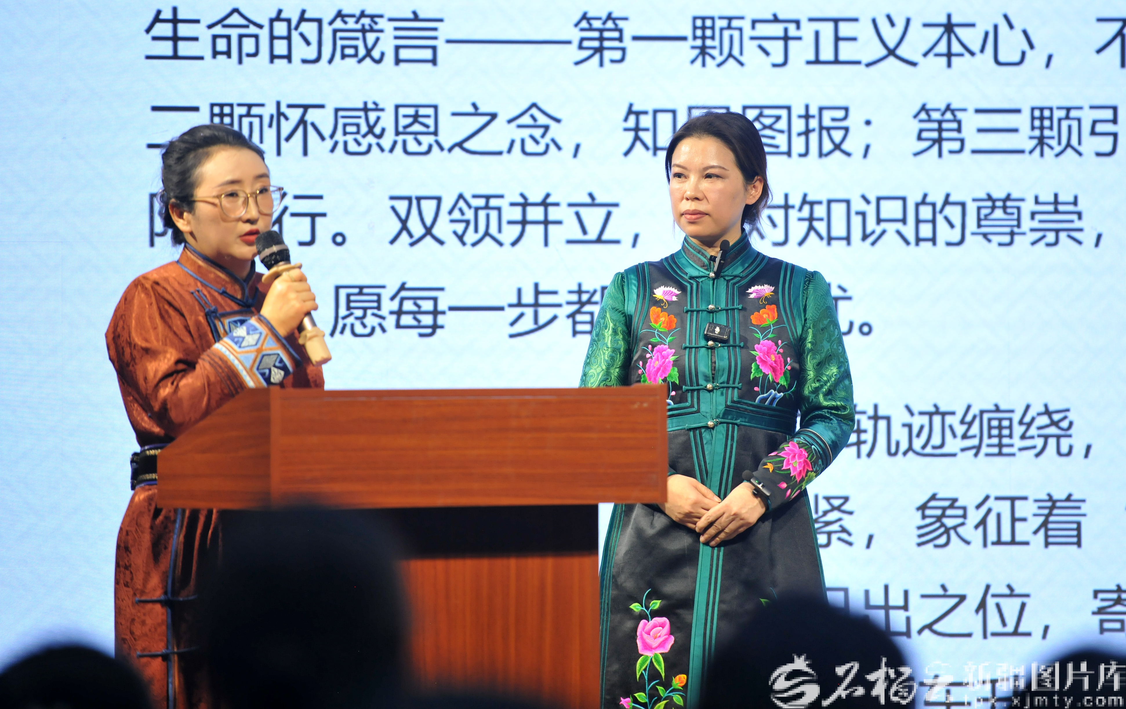九游体育网站：石榴图汇·影像非遗丨非遗代表性传承人解锁民族服饰N种创新形式(图6)