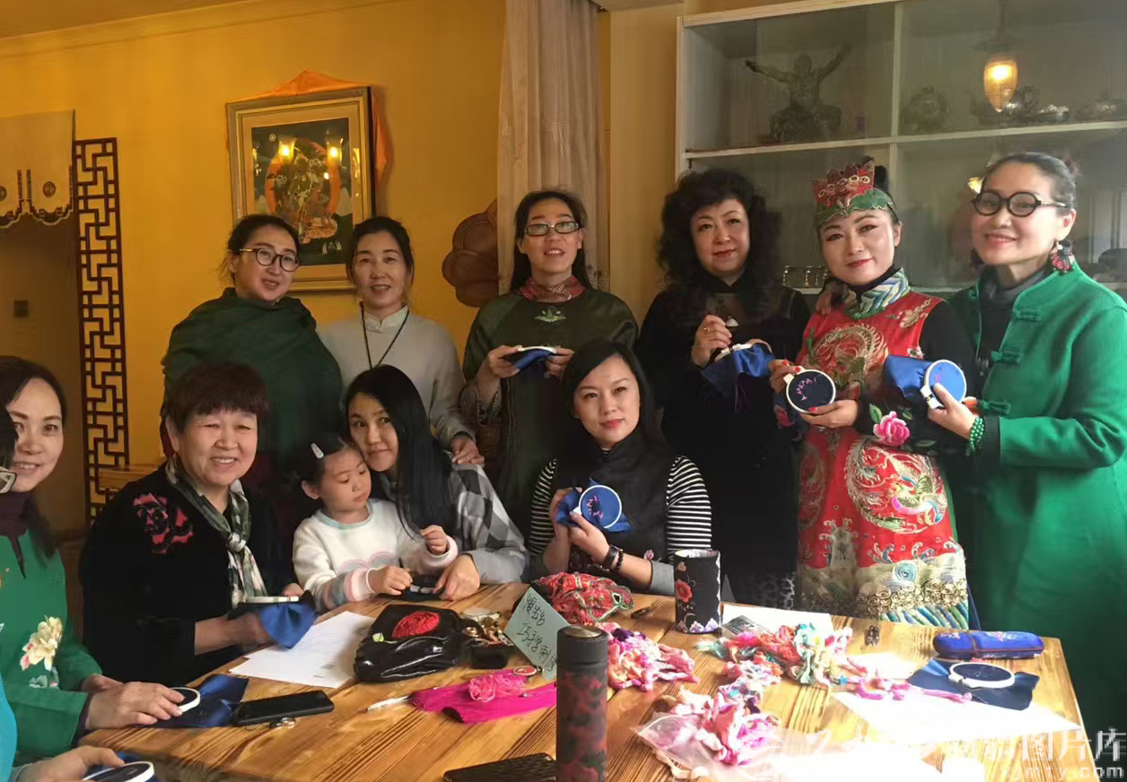 九游体育网站：石榴图汇·影像非遗丨非遗代表性传承人解锁民族服饰N种创新形式(图7)