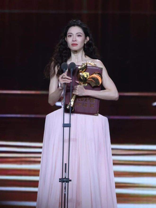 “抢C位”被全网黑的钟楚曦这下能扬眉吐气了?(图3)