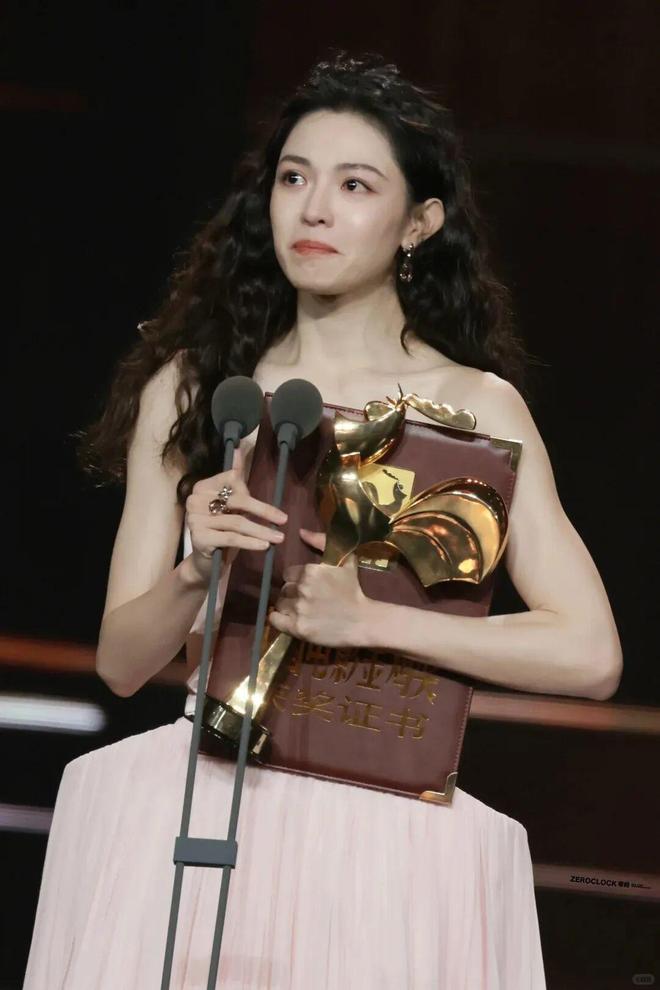 “抢C位”被全网黑的钟楚曦这下能扬眉吐气了?(图4)