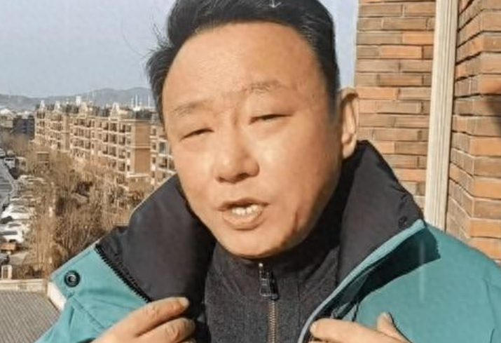 九游体育网站：国家一级演员邵峰为救身患不治之症妻子倾家荡产如今他怎样了？(图1)