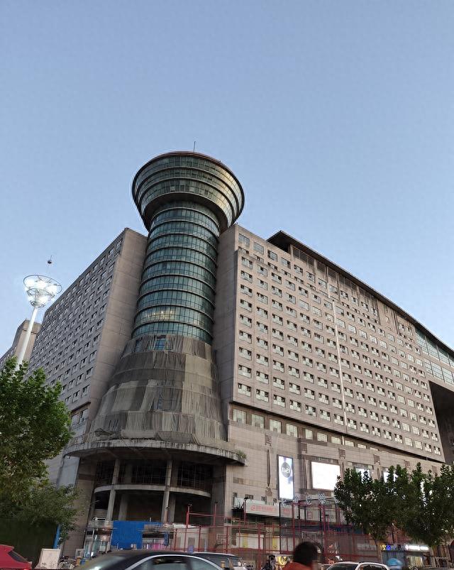 上海很奇葩的一个商场外表破破烂烂生意却特别好(图1)