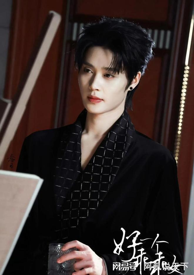 演员柯淳被偶遇戴金链子穿人字拖一头黄毛表情不屑好“社会”(图2)