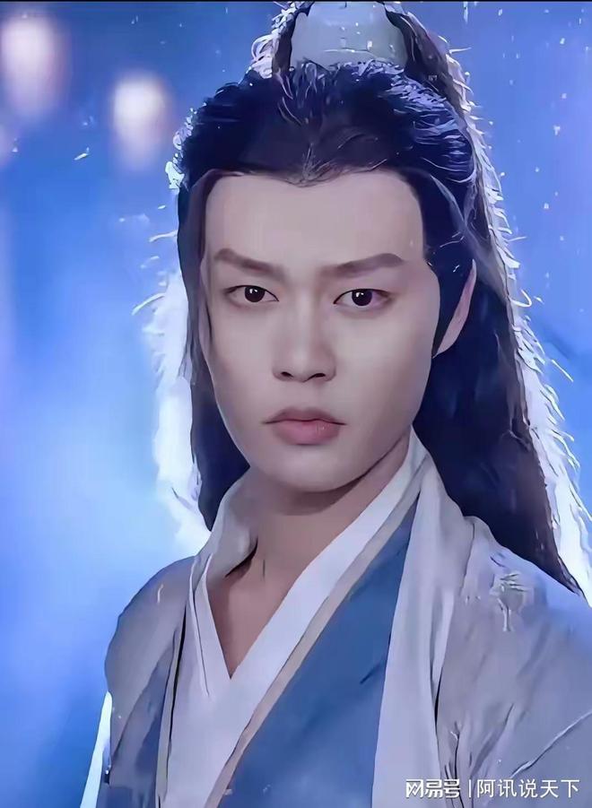 演员柯淳被偶遇戴金链子穿人字拖一头黄毛表情不屑好“社会”(图3)